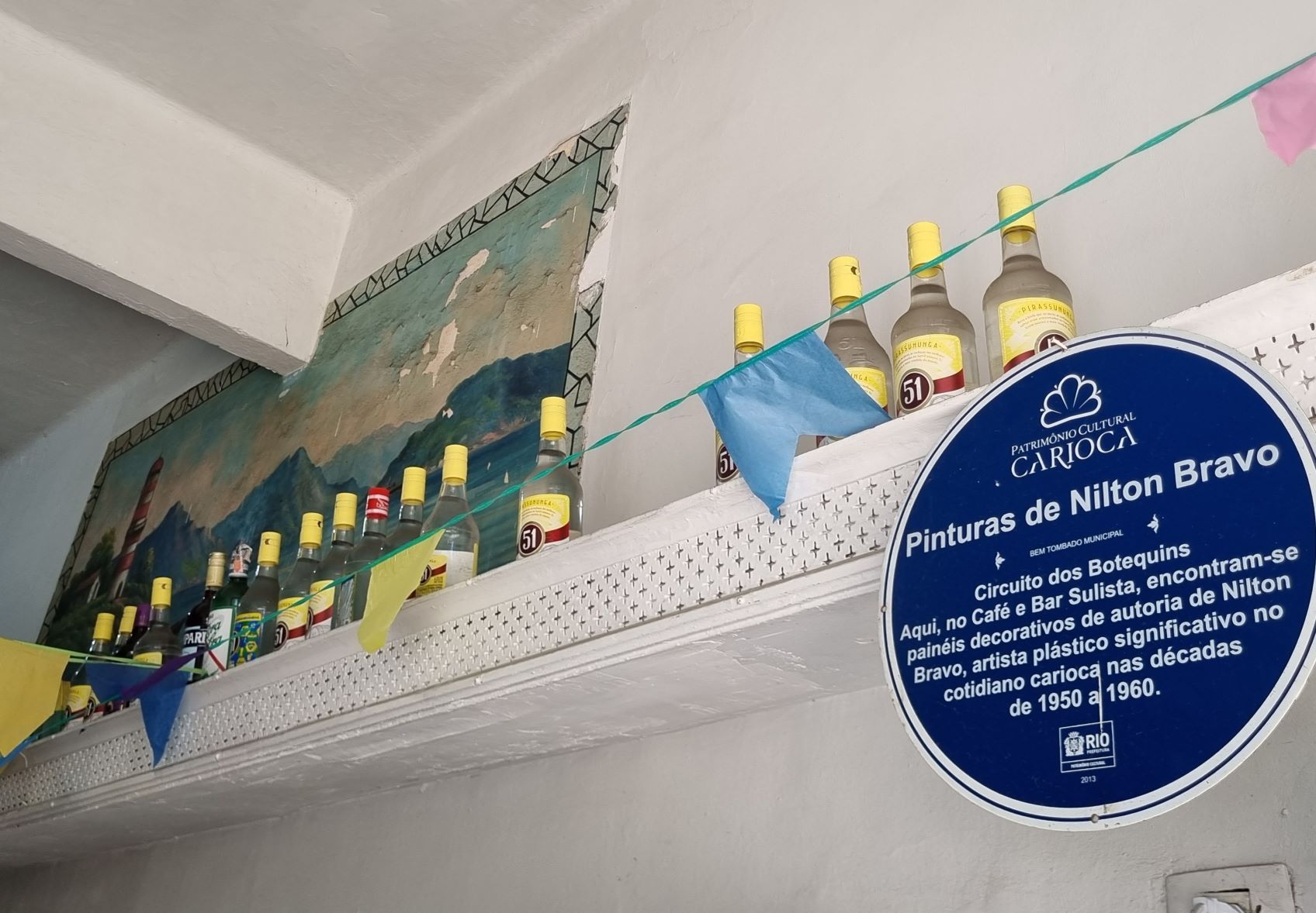Painel descascado de Nilton Bravo no Sulista: prefeitura botou placa de patrimônio cultural mas não ajuda na conservação (Foto: Oscar Valporto)
