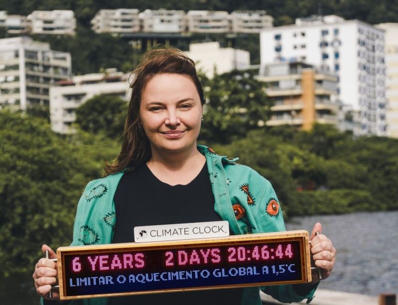 Natalie Unterstell com seu relógio do clima portátil no Rio: '"O tempo que temos para responder à crise climática está se encurtando' (Foto: Arquivo Pessoal)
