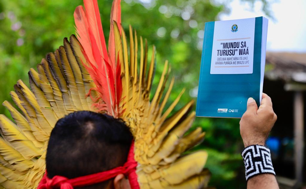 Indígena com exemplar da primeira Constituição brasileira traduzida para a língua indígena – o Nheengatu: lançamento em São Gabriel da Cachoeira com as ministras Rosa Weber e Cármen Lúcia em São Gabriel da Cachoeira (Foto: Fellipe Sampaio/ST