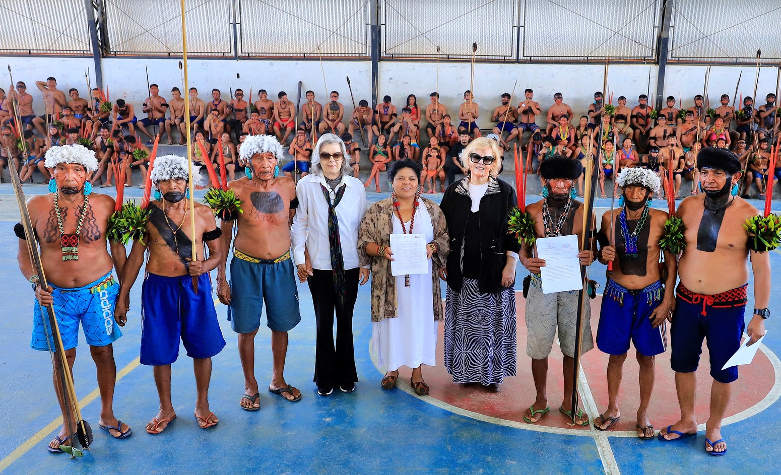As ministras Rosa Weber e Cármen Lúcia, do STF, e a ministra dos Povos Indígenas, Sônia Guajajara com lideranças yanomamis na Aldeia Maturacá: encontro para Judiciário ouvir demandas (Foto: Fellipe Sampaio/STF)