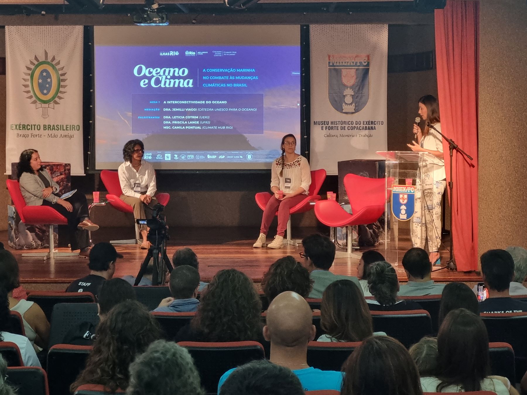 Camila Pontual, do Climate Hub, Leticia Cotrim, da Uerj, Priscila Lange, da UFRJ, e Jemilli Viaggi, da Rede Oceano Limpo, em debate no Forte Copacabana: impacta do aquecimento dos oceanos na crise climática (Foto: Oscar Valporto)