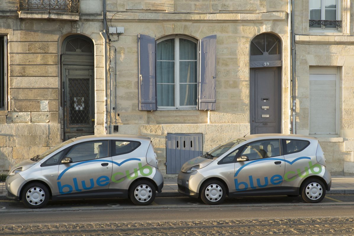 Foto Photononstop via AFP Carros elétricos são abastecidos nas ruas de Bordeaux: 89% das ruas da cidade tiveram a velocidade máxima reduzida para 30km/h. Foto Photononstop via AFP