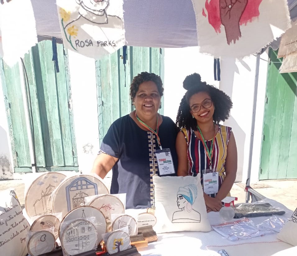 Beatriz e Bianka com seus bordados: cursos na Associação Mulheres Coralinas abriram novos caminhos (Foto: Arquivo Pessoal)