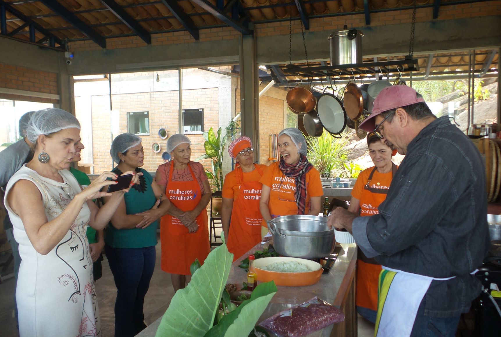 O professor Acyr e suas alunas em oficina na sede da Associação Mulheres Coralinas: gastronomia, bordado, arte em cerâmica, e confecção de bonecas com foco no empreendedorismo feminino (Foto: Elizabeth Oliveira)