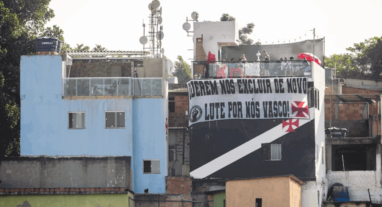 Protesto na comunidade vizinha a São Januário pelo fechamento do estádio aos torcedores: Vasco volta a ser alvo de elitismo e racismo (Foto: Daniel Ramalho / Vasco da Gama)