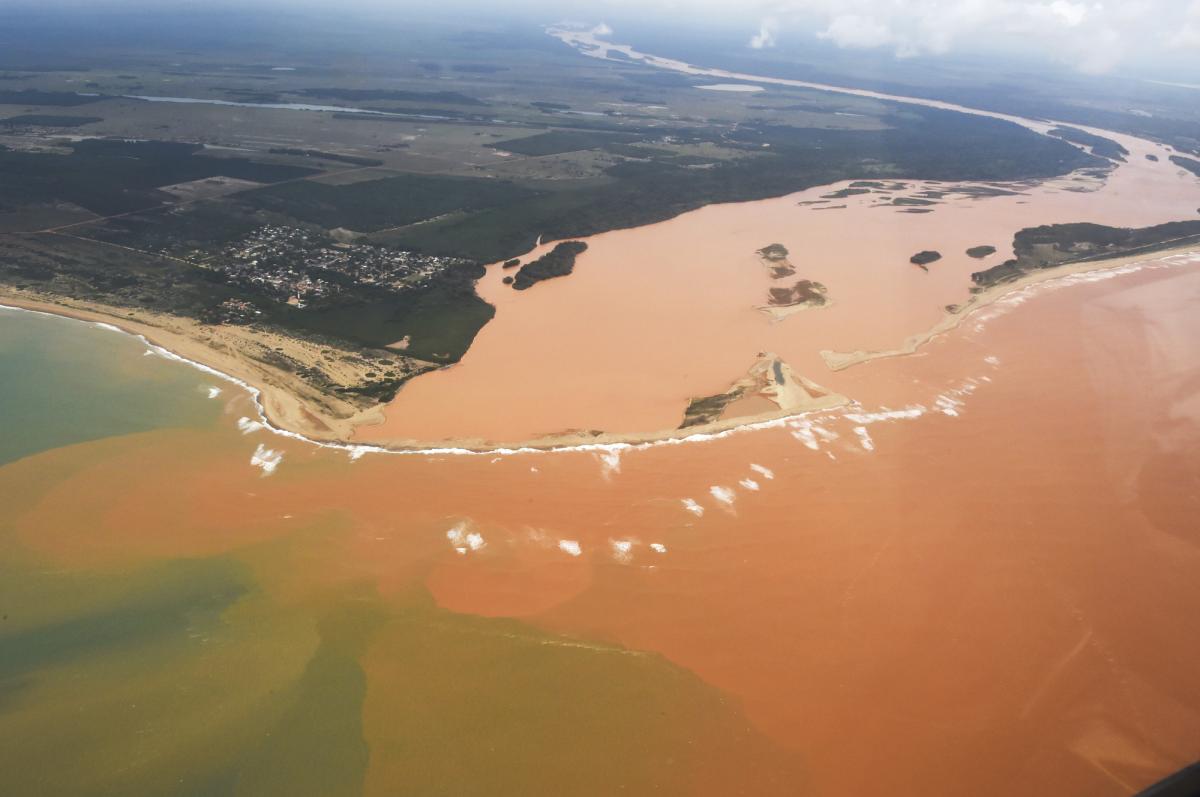 Lama do desastre de Mariana chega ao Oceano Atlântico: destruição das regras de licenciamento ambiental vão favoreces desastres como o rompimento da barragem de rejeitos de minério do Fundão, em Minas (Foto: Fred Loureiro / Governo do ES)