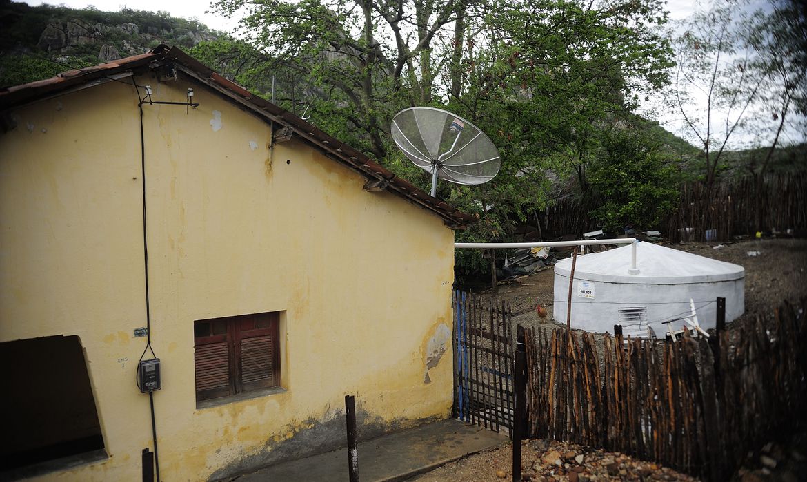 Cisterna instalada no interior do Ceará ainda nos primeiros mandatos de Lula: para 2023, programa está sendo retomado com orçamento de R$ 523 milhões, 25 vezes maior do que o de 2022 (Foto: Fernando Frazão/Agência Brasil)