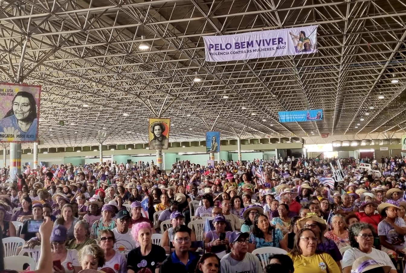 Mulheres reunidas em plenária com homenagens a lideranças: defesa da reforma agrária e do acesso à terra (Foto: Gabriela Angelo)