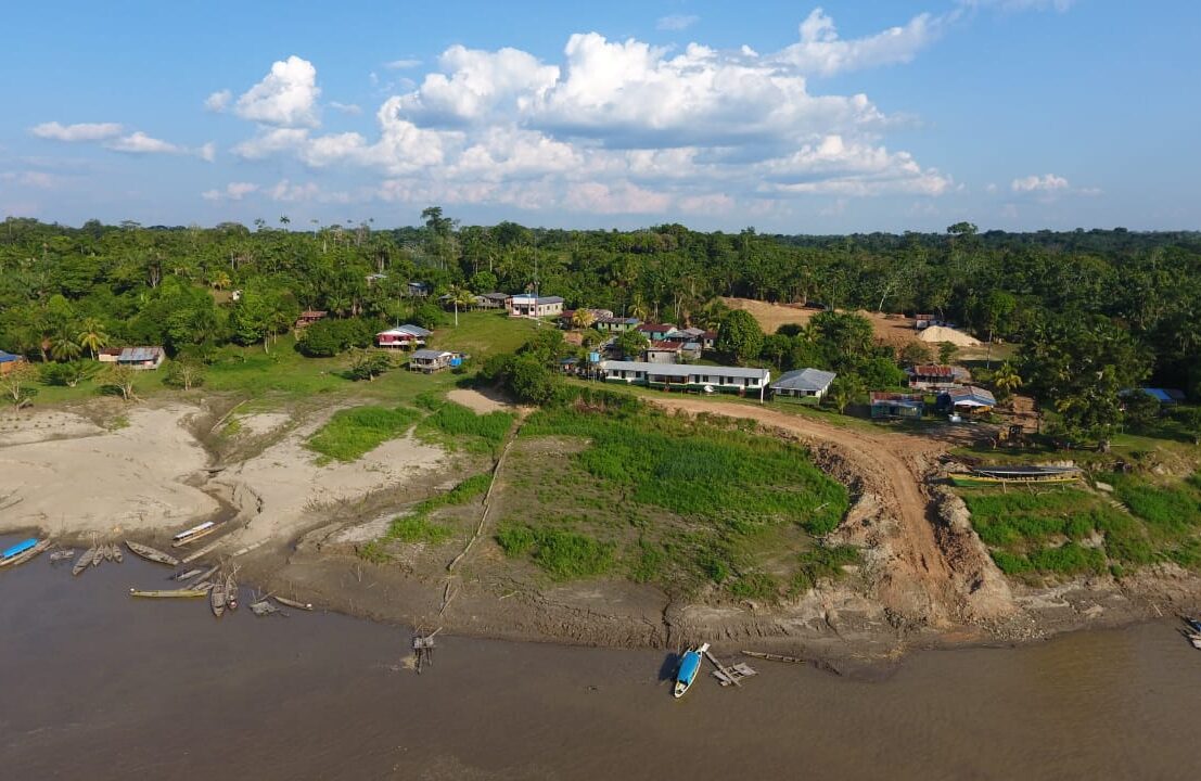 Benjamim Constant com as margens secas do Solimões: transporte de carga e passageiros por via fluvial interrompido pela estiagem (Foto: Defesa Civil/AM)