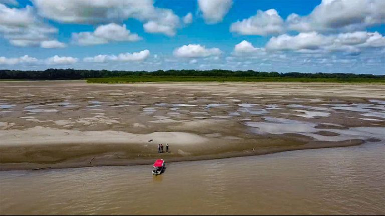 Seca extrema no município de Benjamin Constant, no Alto Solimões: municípios isolados e com falta de alimentos e água potável (Foto: Defesa Civil/AM)