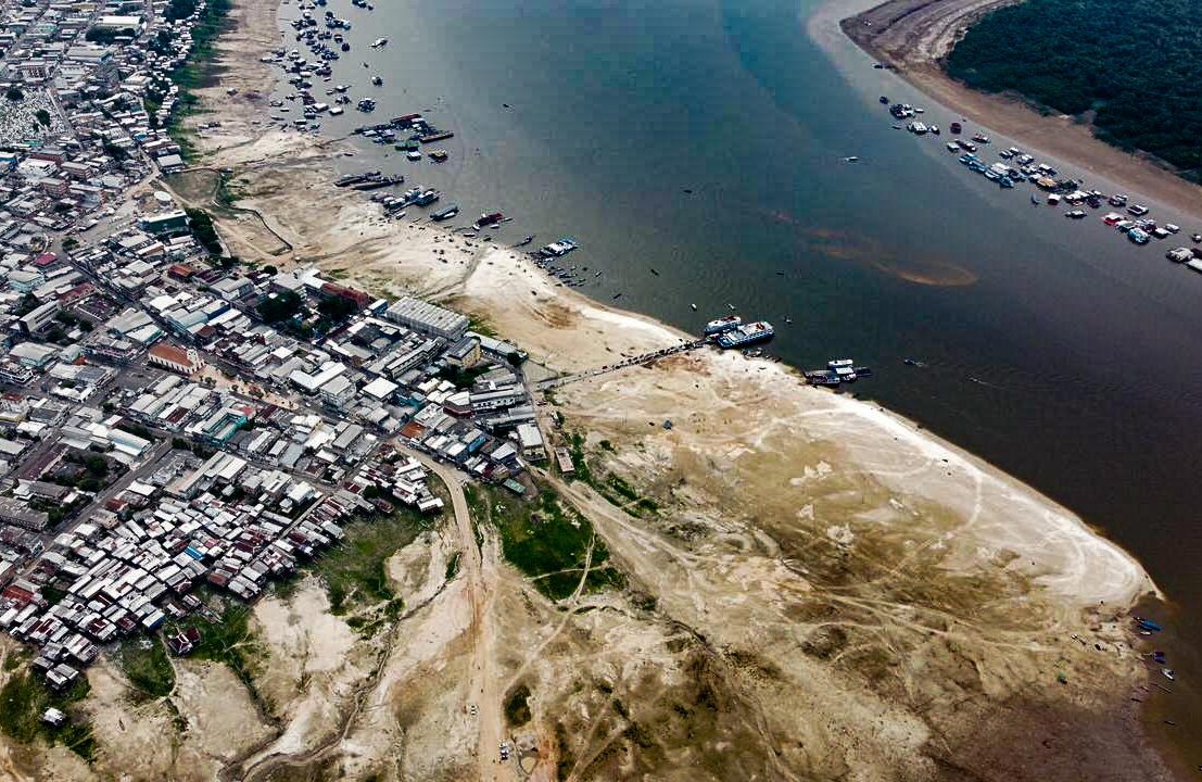 Município de Tefé, com mais de 70 mil habitantes e marcas da estiagem nas margens do rio: Inmet alerta que tendência é persistir as estiagens até janeiro, com vários dias com pouca ou nenhuma precipitação (Foto: Defesa Civil/AM)