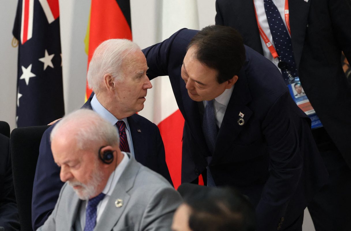 Foto Yomiuri Shimbun via AFP. Maio/2023 Lula na reunião do G-7, em Hiroshima, com o presidente dos EUA, Joe Biden, e o presidente da Coreia do Sul, Yoon Suk Yeol. Discurso socioambiental consistente. Foto Yomiuri Shimbun via AFP. Maio/2023