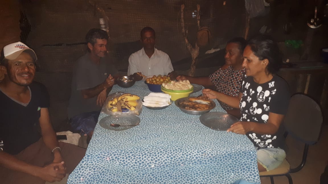 Mesa posta: hora de a família saborear os pratos que Cleber Tuxá preparou ( Foto: Arquivo pessoal)