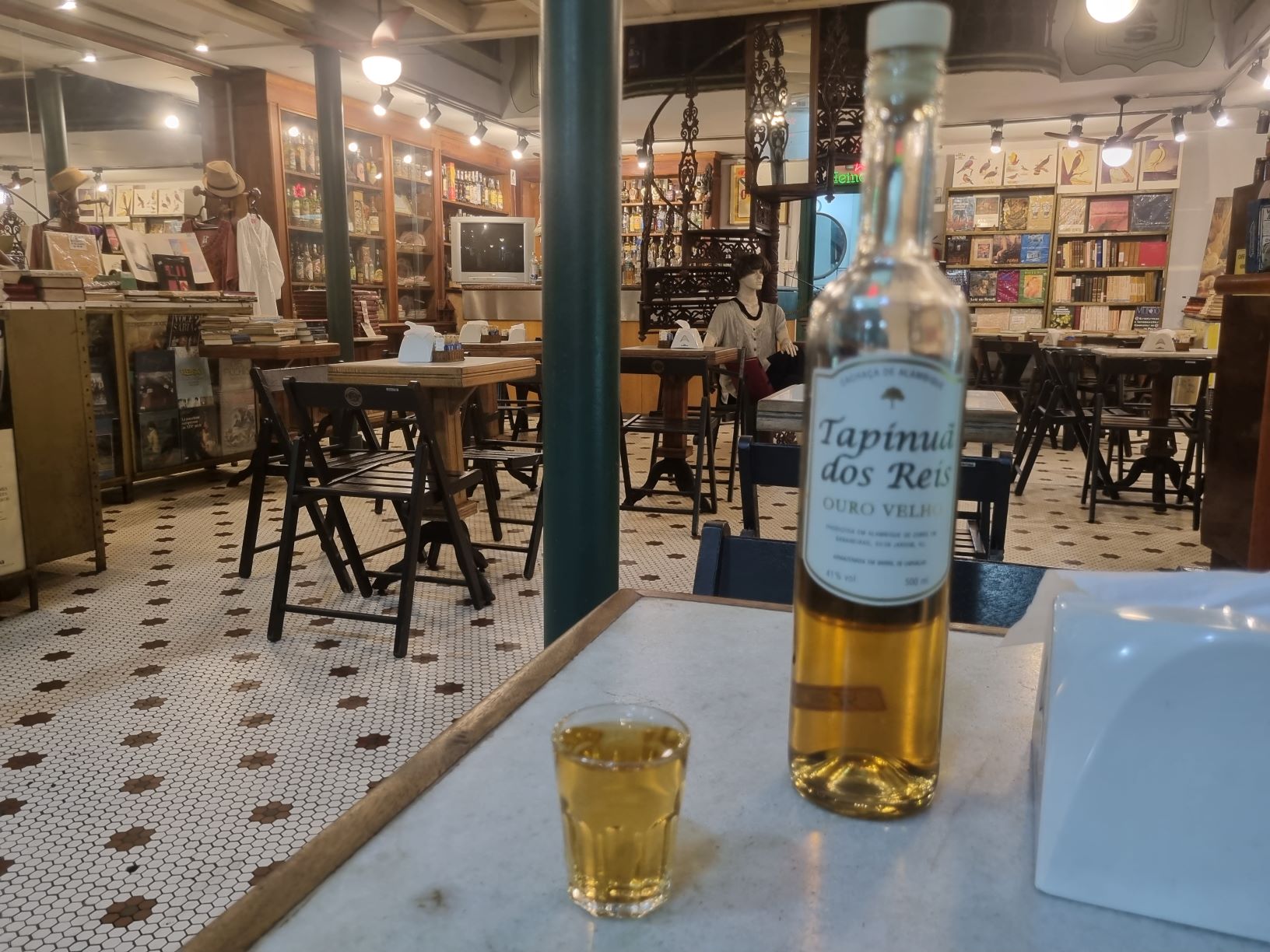 Uma dose de otimismo no Café do Bom Cachaça da Boa, na Rua da Carioca: resistência em meio à decadência (Foto: Oscar Valporto)