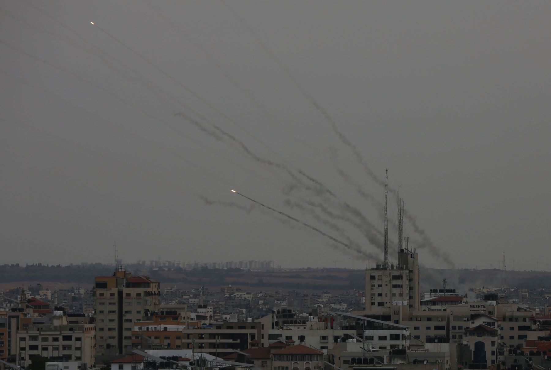 Mísseis disparados pelo Hamas contra Israel: ofensiva sem precedentes veio, pela primeira vez, por terra, mar e ar (Foto: Ashraf Amra / Anadolu Agency / AFP)