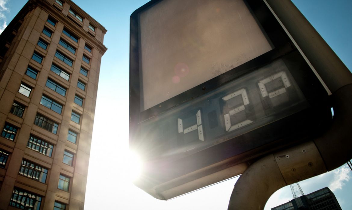 Termômetro ao sol marca 42 graus em São Paulo: capital teve início de primavera mais quente desde o início das medições (Foto: Marcelo Camargo / Agência Brasil)