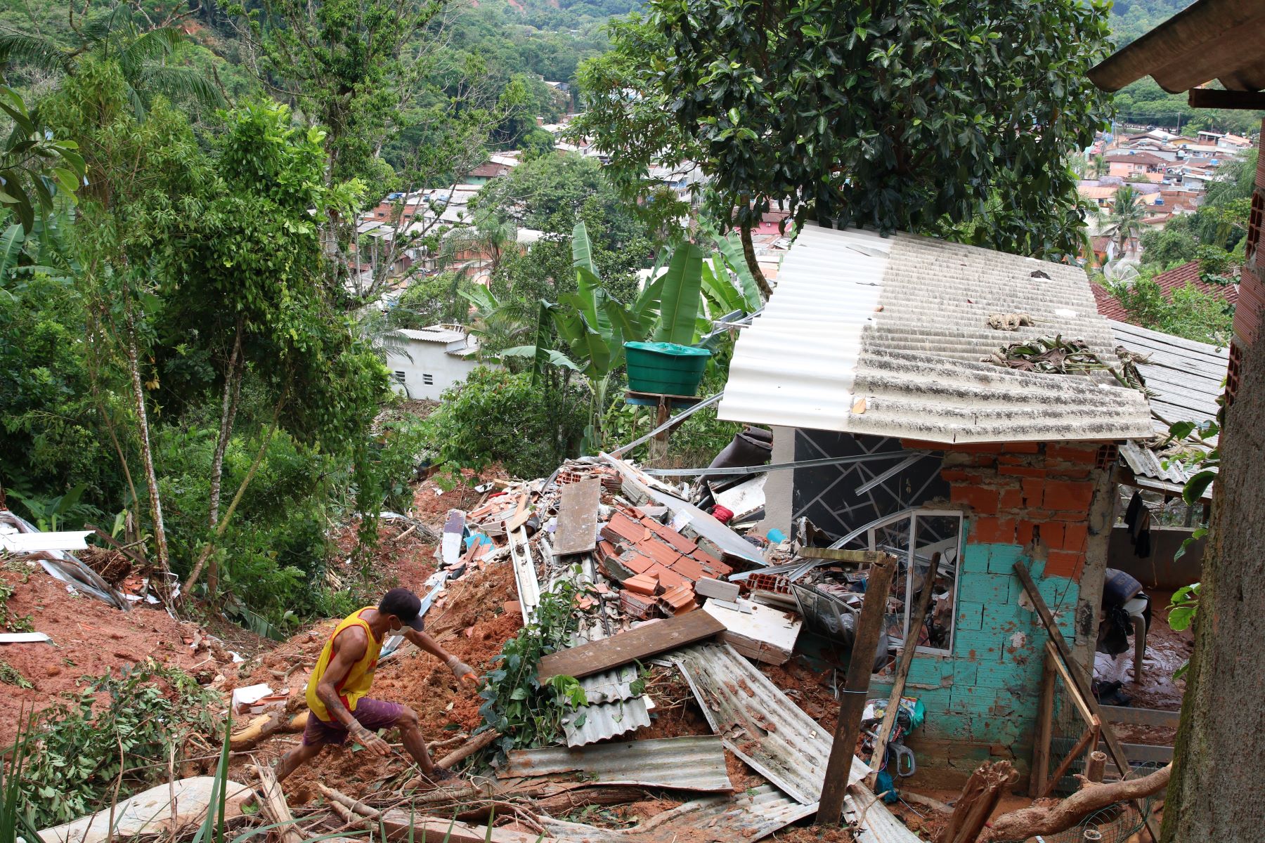 Casas destruídas após deslizamento de encosta em São Sebastião, litoral de São Paulo: MapBiomas aponta que cidades crescem mais em áreas de risco a desastres climáticos (Foto: Rovena Rosa / Agência Brasil - 22/02/2023)