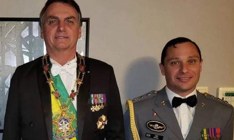 Mauro Cid e Bolsonaro: ajudante de ordens fraudou carteira de vacinação por ordem do então presidente. Reprodução Facebook