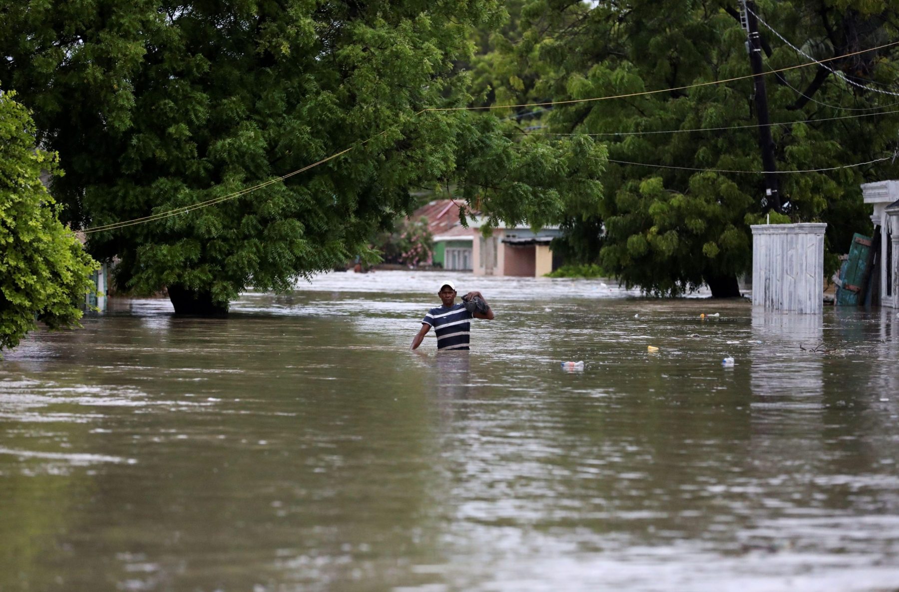 Foto Ricardo Rojas / Alamy Homem caminha por rua inundada na República Dominicana após a passagem do furacão Laura em agosto de 2020. Entre 2003 e 2022, o número de pessoas afetadas por desastres na América Latina e no Caribe aumentou 67,3% em comparação com os 20 anos anteriores. Foto Ricardo Rojas / Alamy