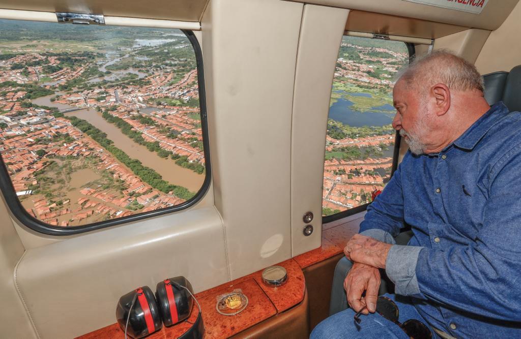 Presidente Luiz Inácio Lula da Silva sobrevoa Trizidela do Vale, no Maranhão, após o estado ser fortemente atingido por chuvas em abril de 2023. Foto Ricardo Stuckert / Presidência do Brasil