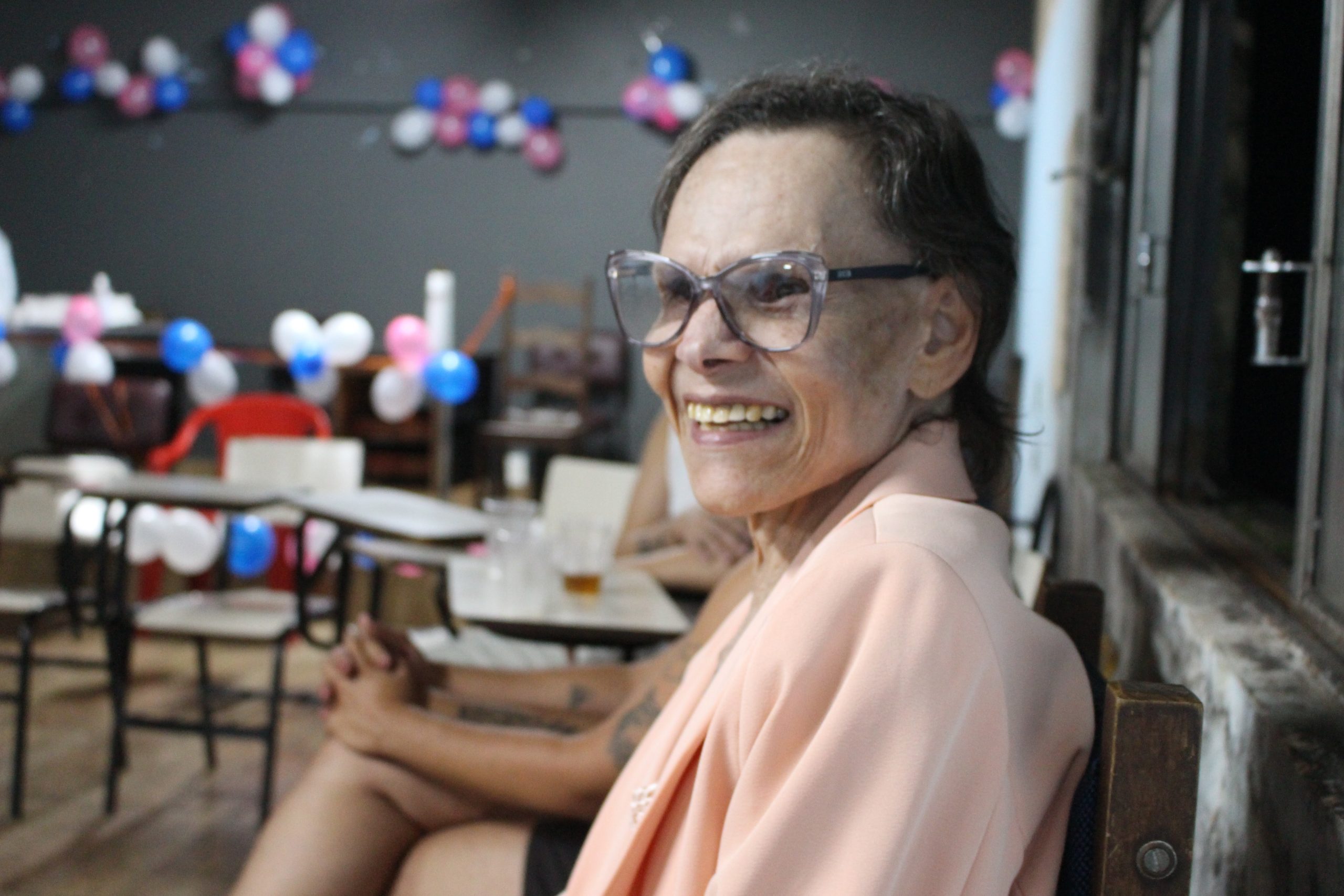 A história e as vitórias de Sissy Kelly, travesti sexagenária que enfrentou a ditadura, a prostituição, o HIV e as ruas