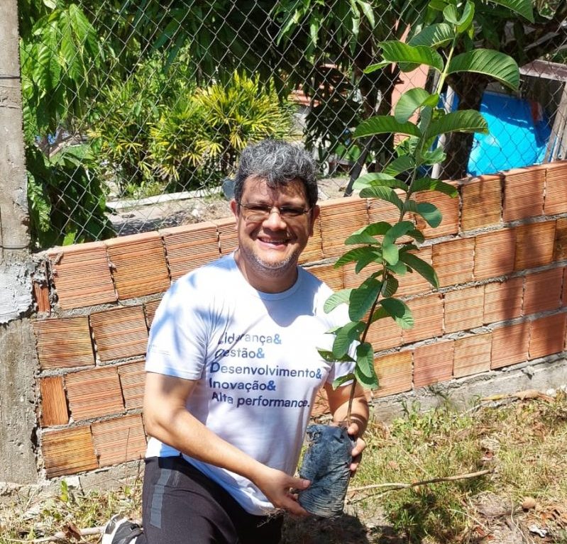 Carlos Ferreira e a sua muda de goiabeira. Foto divulgação Tree Earth