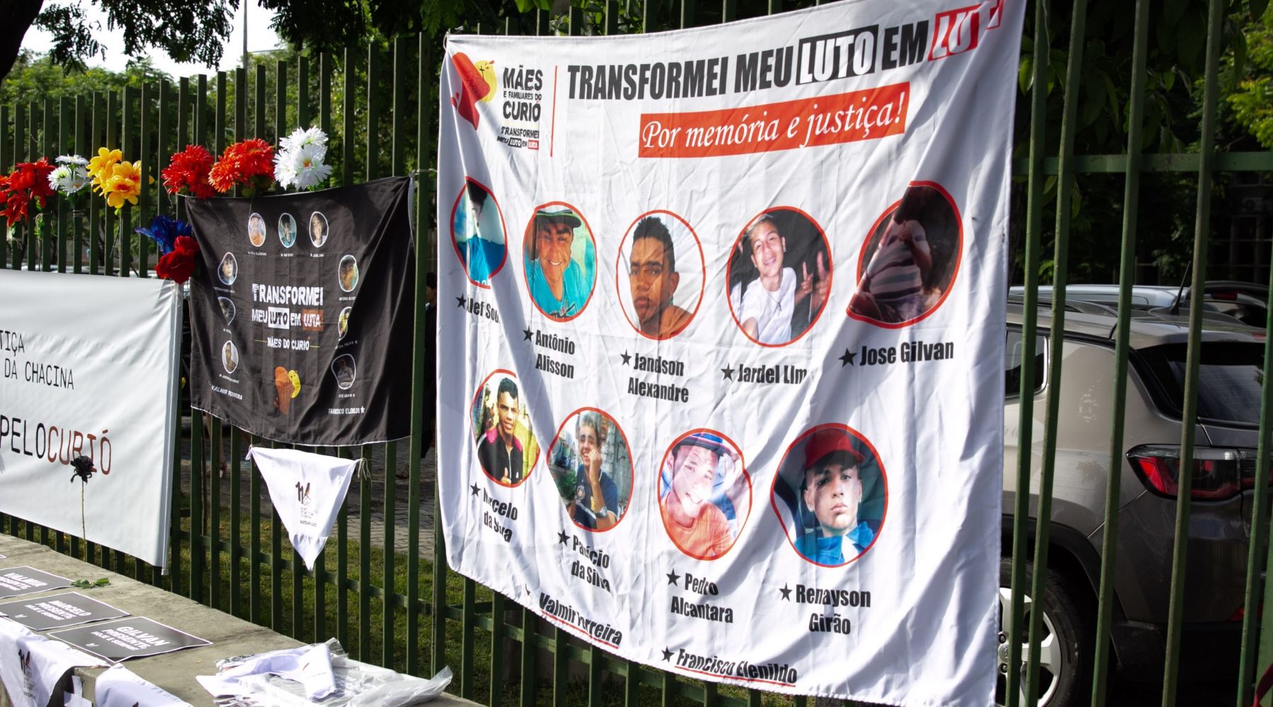 Protesto na porta de fórum em Fortaleza pede justiça para vítimas da Chacina do Curió: 34 PMs serão julgados pelo assassinato de 11 jovens (Foto: Rannjon Mikael / TJ-CE)