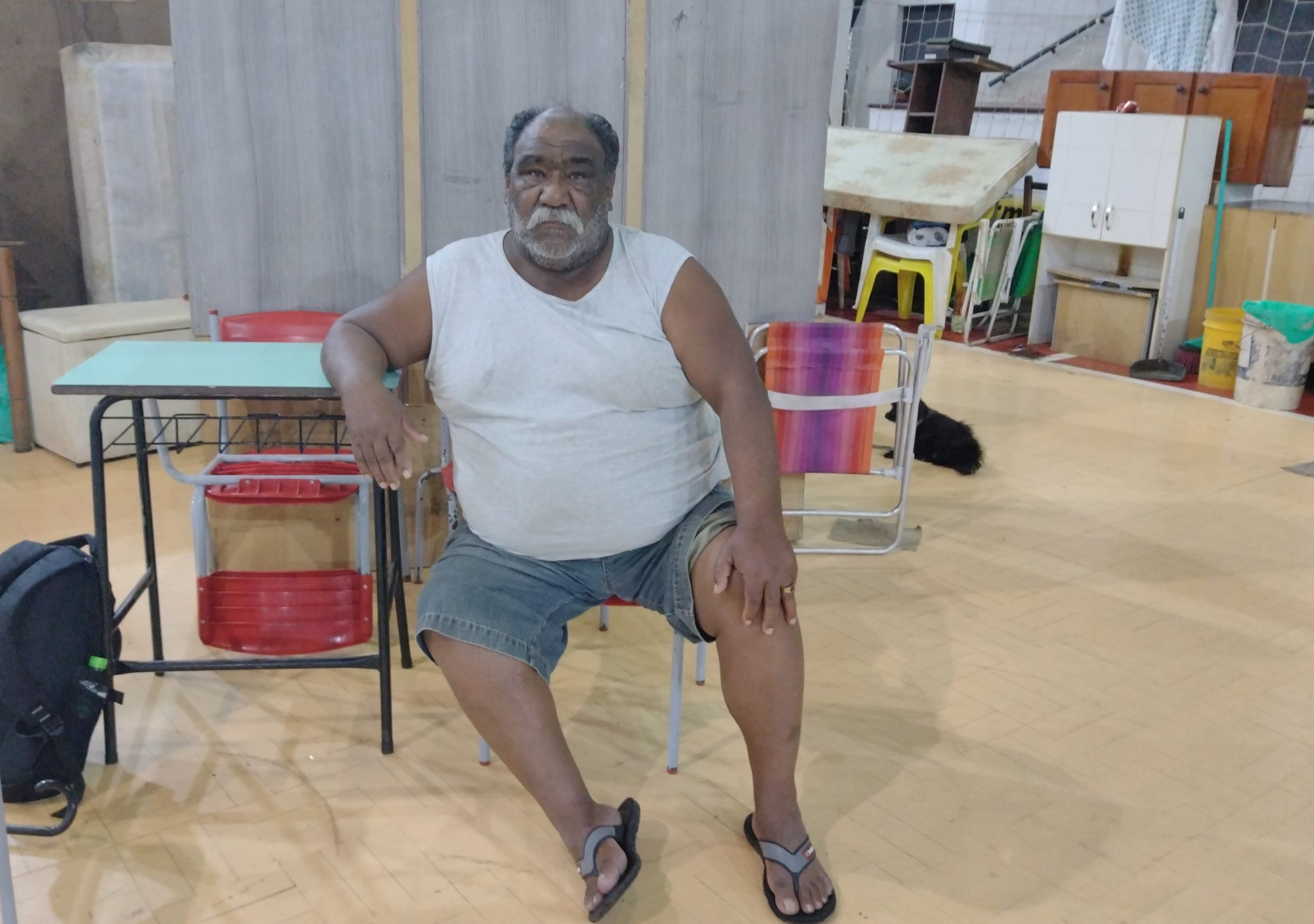O pedreiro Luiz Carlos, desalojado pela enchente, no Ginásio Municipal Cleto Dória Azambuja, em São Borja: 'Está brabo, complicado" (Foto: Micael Olegário)