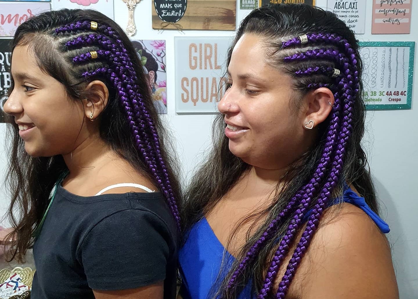Mãe e filha com tranças africanas: consciência negra no movimento entre gerações (Foto: DaSô / Reprodução Facebook)
