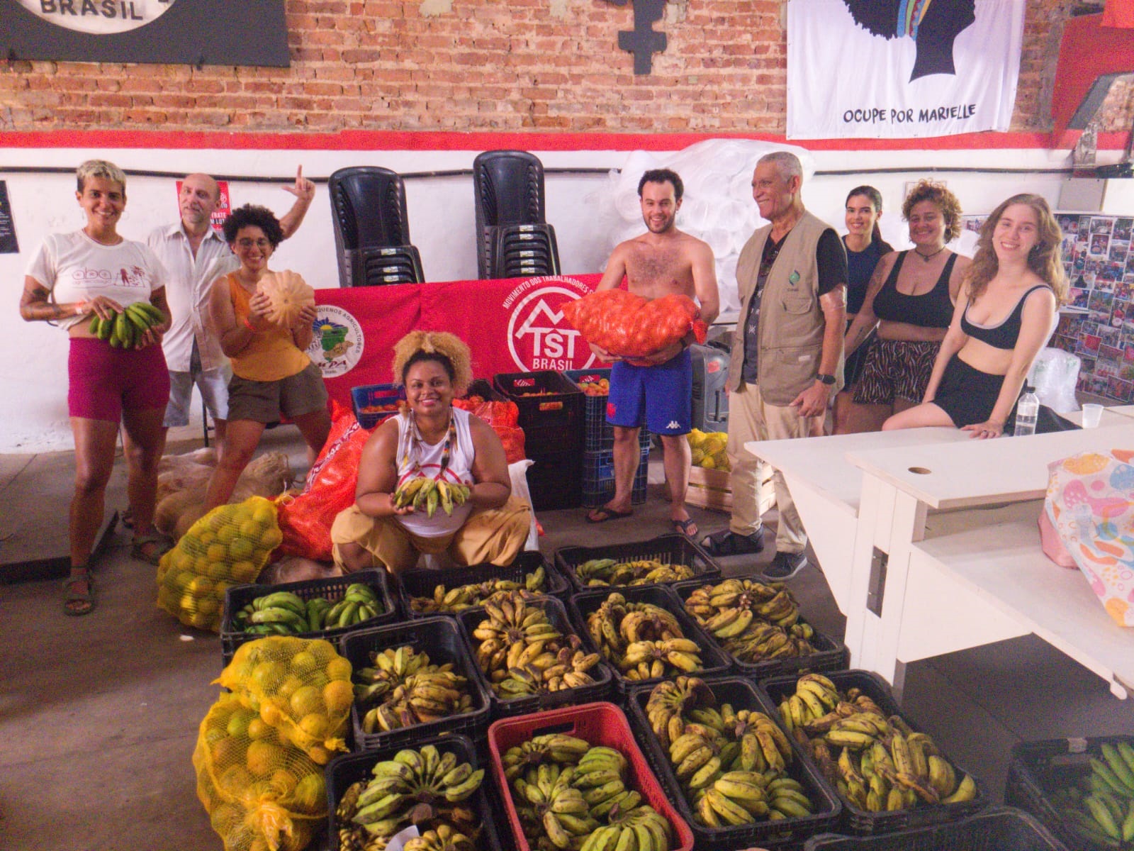 Voluntários organizam a chegada dos alimentos para a cozinha comunitária do MTST. Foto: Danúbia Gardênia