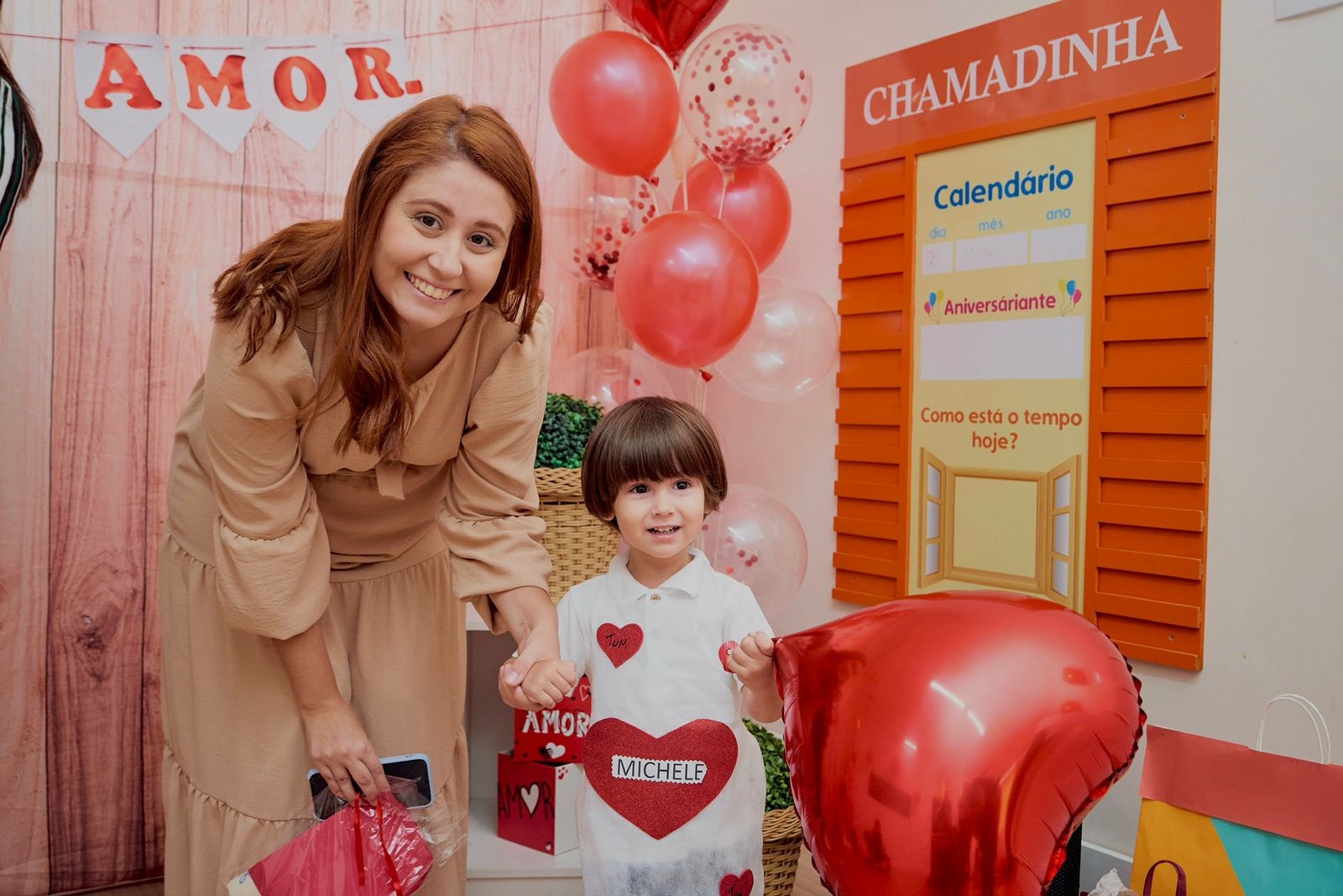 A professora Michelle dos Santos, mãe do Theo, de dois anos, e do Samuel, de 6, já tentou vários tipos de estratégia para ajudar na alimentação dos filhos. Foto Arquivo Pessoal