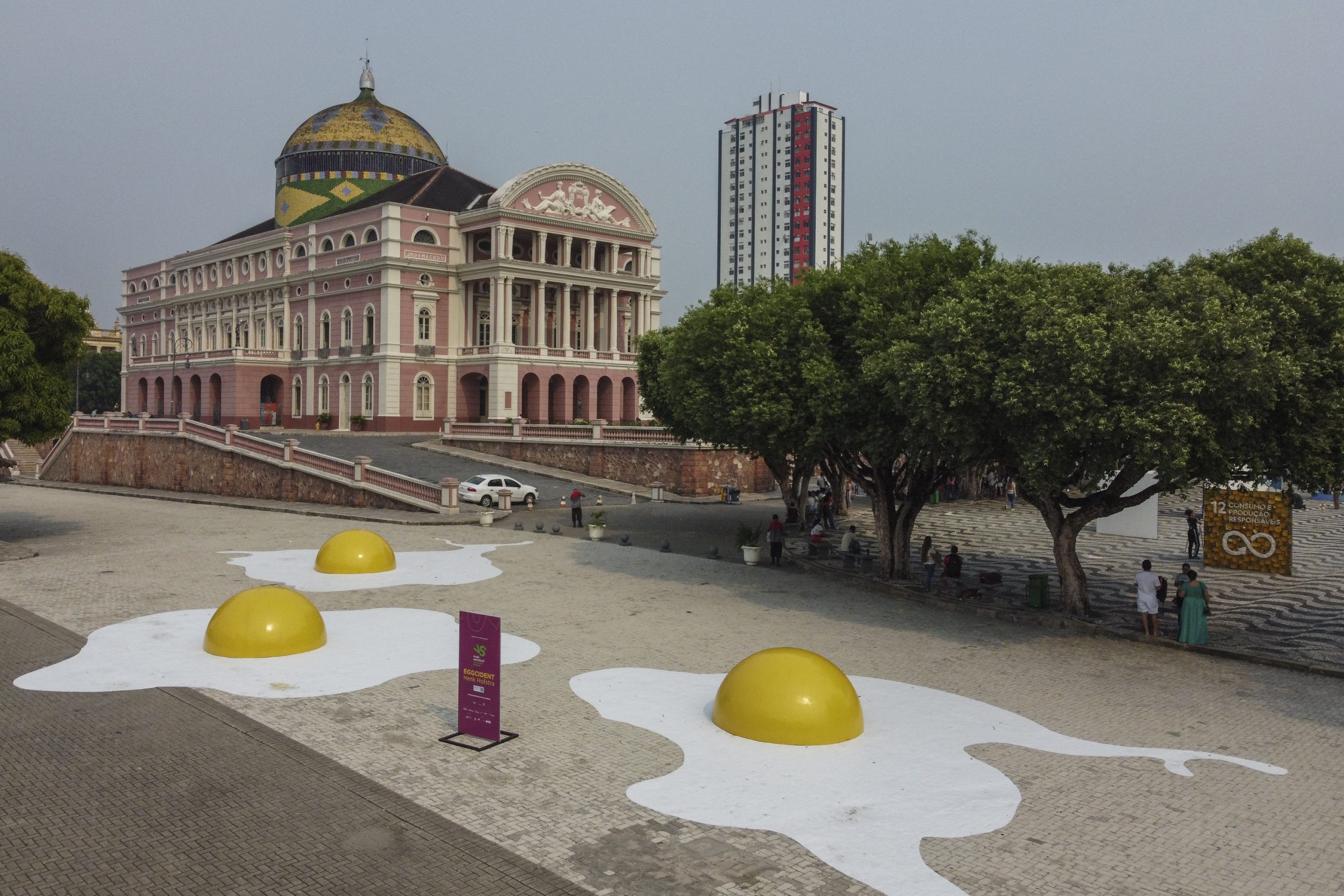 No centro de Manaus, a instalação Eggcident, do artista holandês Henk Hofstra, alerta para os riscos do colapso socioambiental que ameaça o planeta. Foto Suamy Beydoun/AGIF via AFP