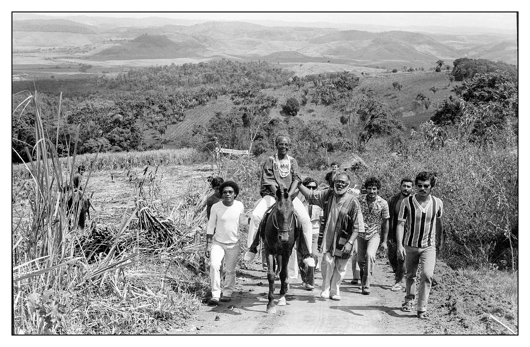 Mãe Hilda, matriarca do Ilê Aiyê, sobe a Serra da Barruga com o apoio do poeta, escritor e artista plástico Abdias do Nascimento. Foto Ipeafro