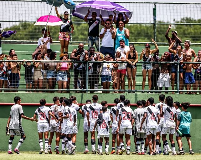 Meninos do sub-13 do Vasco saúdam o público, após a vitória sobre o Fluminense: sensação térmica superior a 50 graus. Foto Betinho Júnior/Divulgação