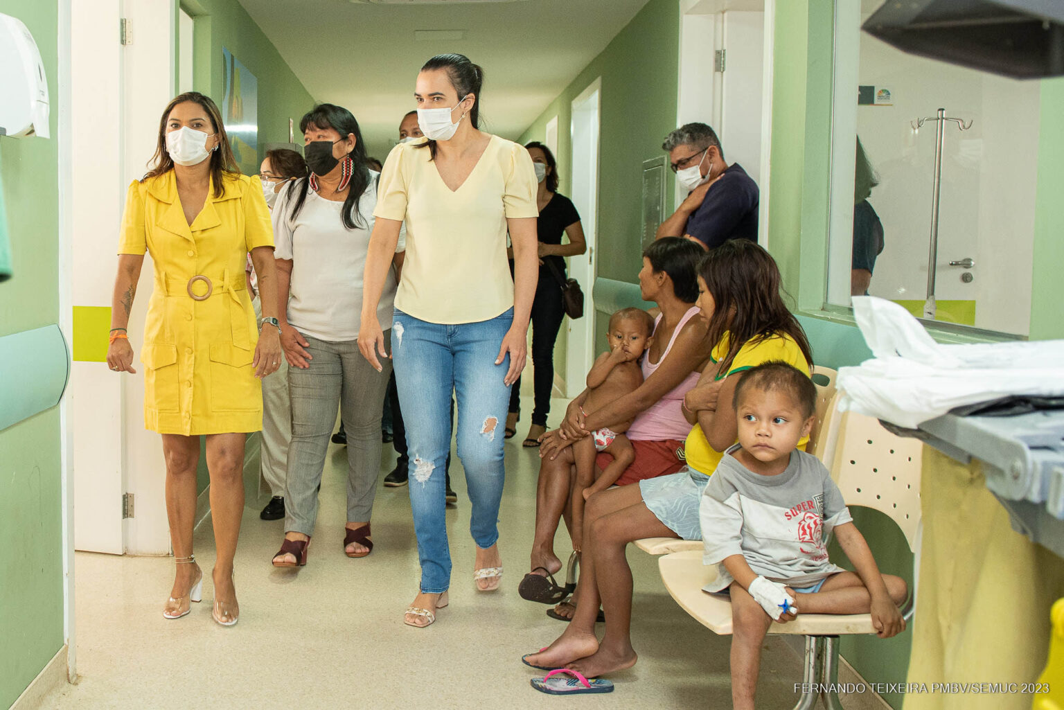Joenia Wapichana em visita ao Hospital da Criança, em Boa Vista, que atende aos Yanomami: para presidente da Funai, crime de genocídio contra indígenas está configurado (Foto: Fernando Teixeira/PMBV)