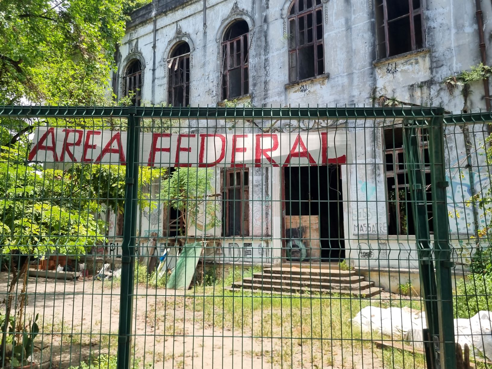 Prédio histórico em ruínas na chamada Aldeia Maracanã: ocupação por famílias indígenas em área abandonada (Foto: Oscar Valporto)