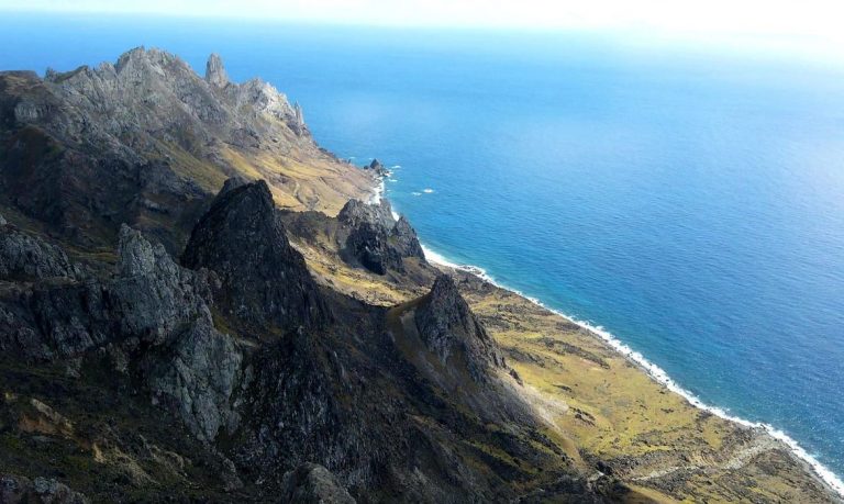 Ilha de Trindade, no litoral do Espírito Santo: estudo constata a ocorrência de rochas idênticas às naturais mas compostas por plástico (Foto: Marinha / Agência Brasil)