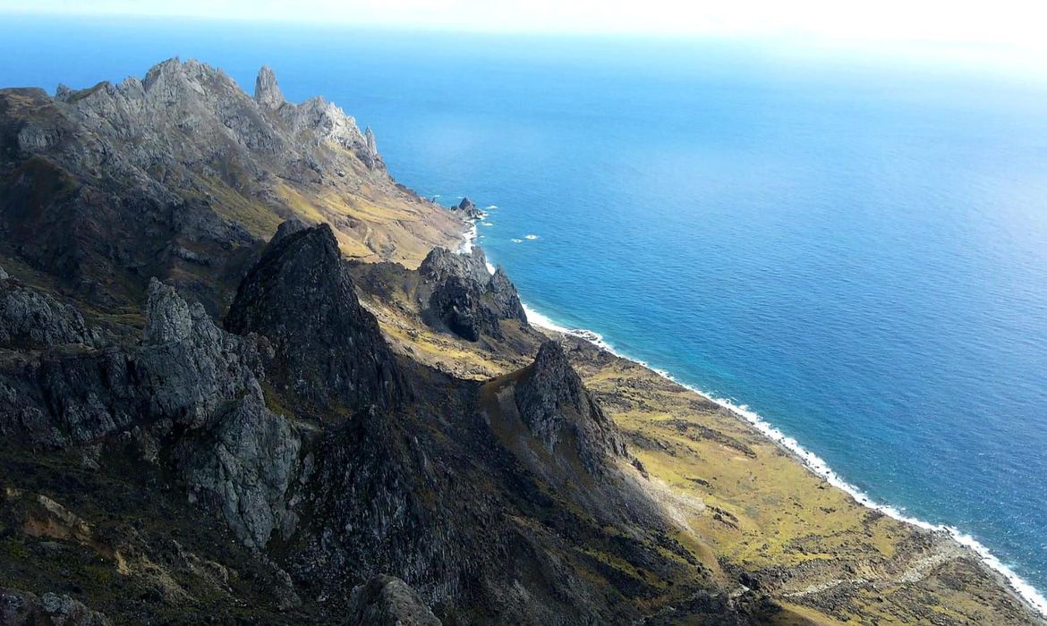 Ilha de Trindade, no litoral do Espírito Santo: estudo constata a ocorrência de rochas idênticas às naturais mas compostas por plástico (Foto: Marinha / Agência Brasil)