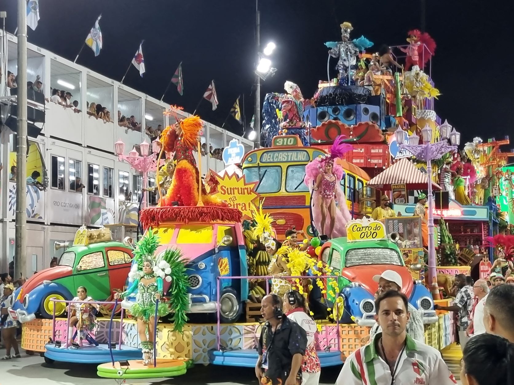 Ônibus, fusca, kombi, carro do ovo: alegoria com dificuldades de locomoção atrapalhou desfile (Foto: Oscar Valporto)