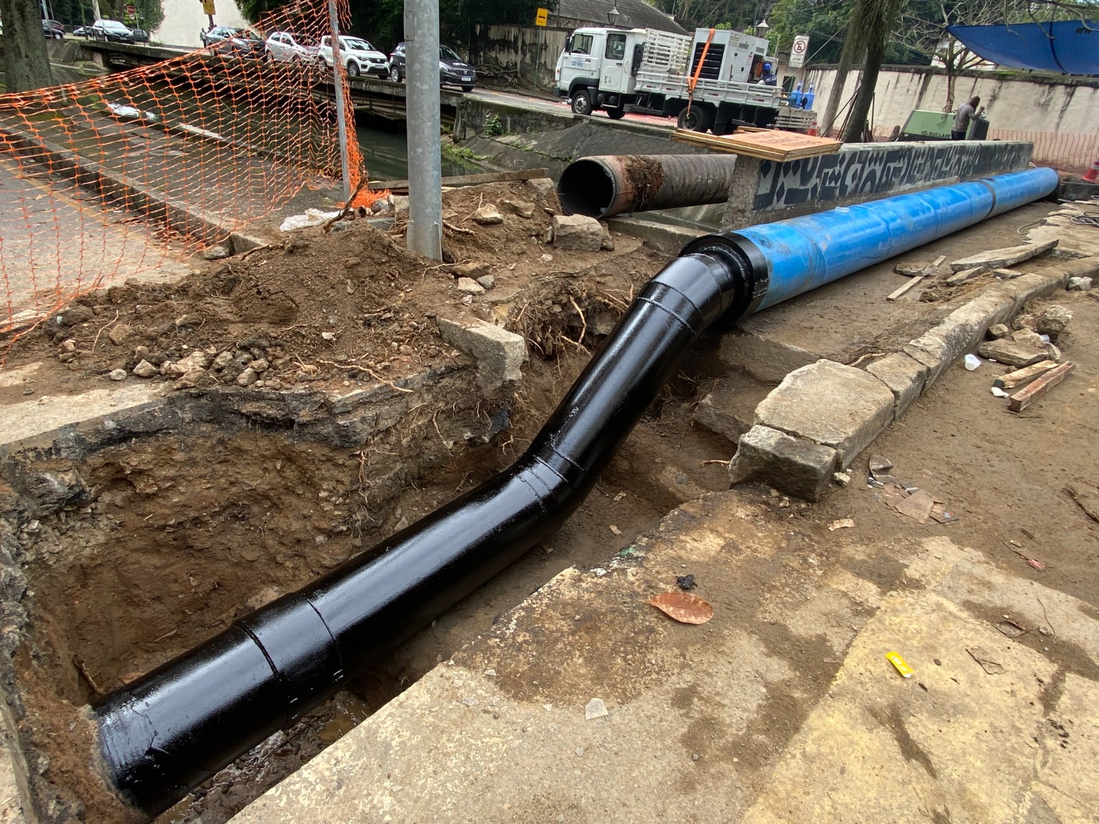 Troca de tubulação da rede de esgotos no entorno da Lagoa: limpeza, desobstrução, conserto de vazamentos e reforma de 26 elevatórias ainda em 2021 (Foto: Águas do Rio / Divulgação)