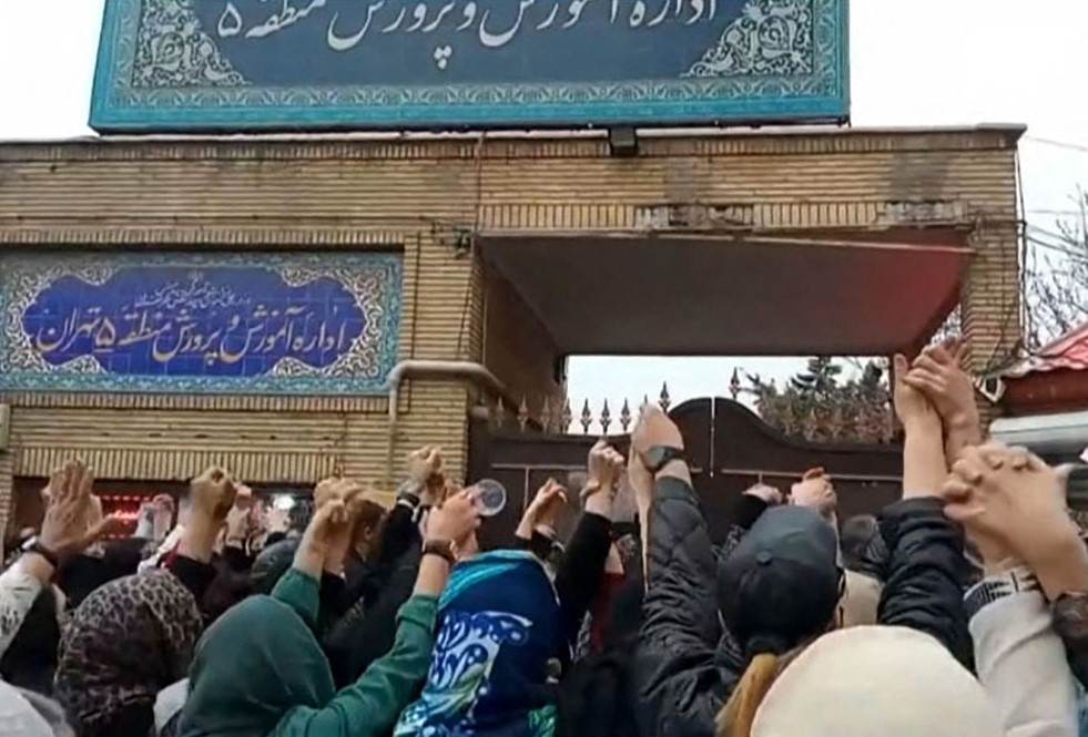 Protesto de iranianos em frente ao Ministério da Educação, em Teerã, após envenenamento de meninas nas escolas: líder promete punição exemplar (Foto: Anônimo /ESN / AFP)