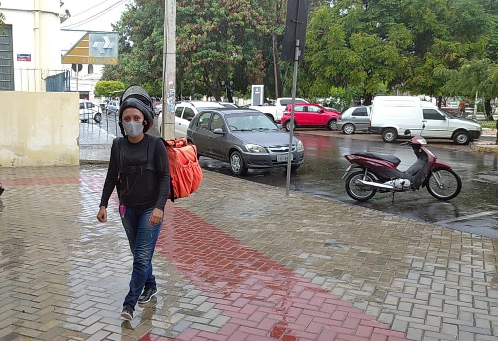 Cristiana faz entrega durante sua longa jornada de trabalho em Petrolina: “Eu durmo, literalmente, no chão para que a coluna volte ao normal” (Foto: Arquivo Pessoal)