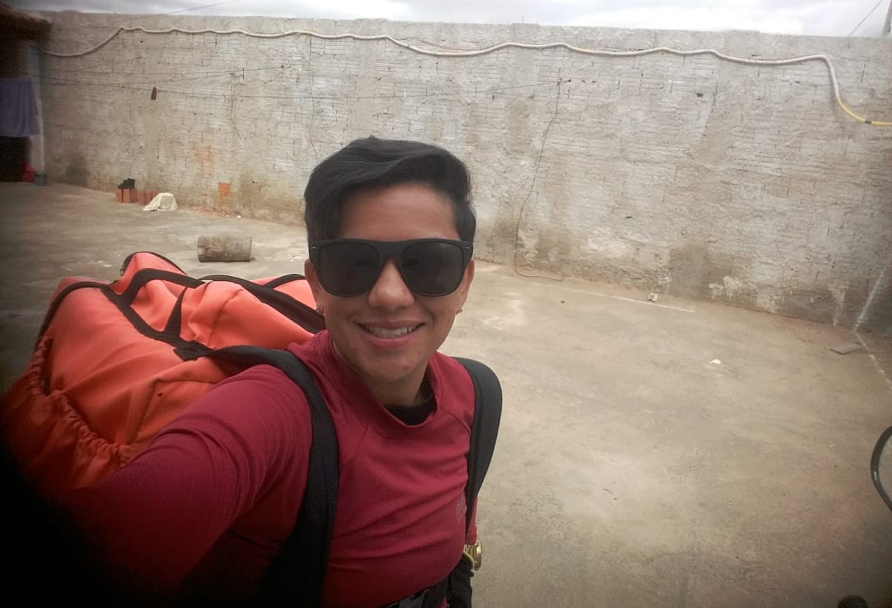 Raquel Rodrigues com a sacola de entregas grudada no corpo: "Se você colocar muito peso na bagagem, a regulagem vai subir e machucar os seios" (Foto: Arquivo Pessoal)
