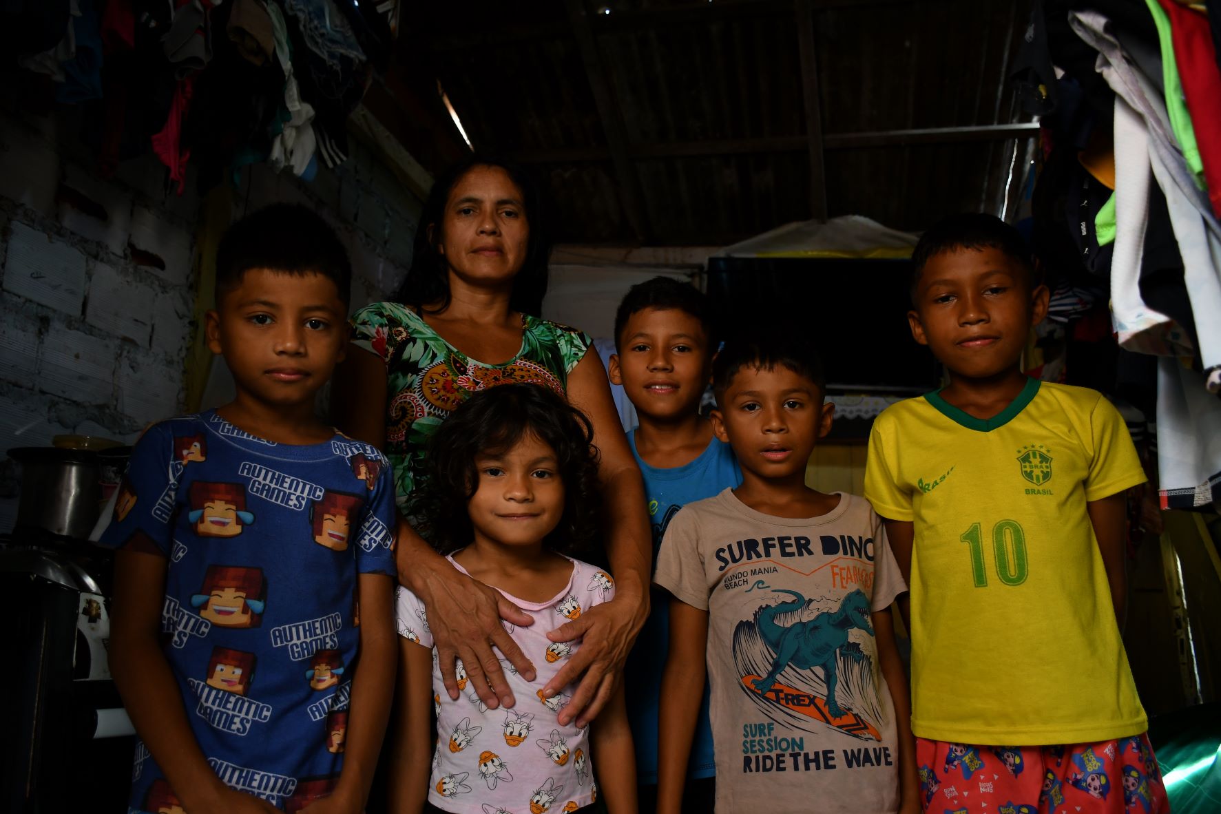 Renata com os filhos Eloa Vitória, André lohan, Lucas Andrey, Issac de Jesus e Luis Andrew: padrinhos reunidos pelo Pará Solidário asseguram cestas básicas e material escolar (Foto: João Paulo Guimarães)