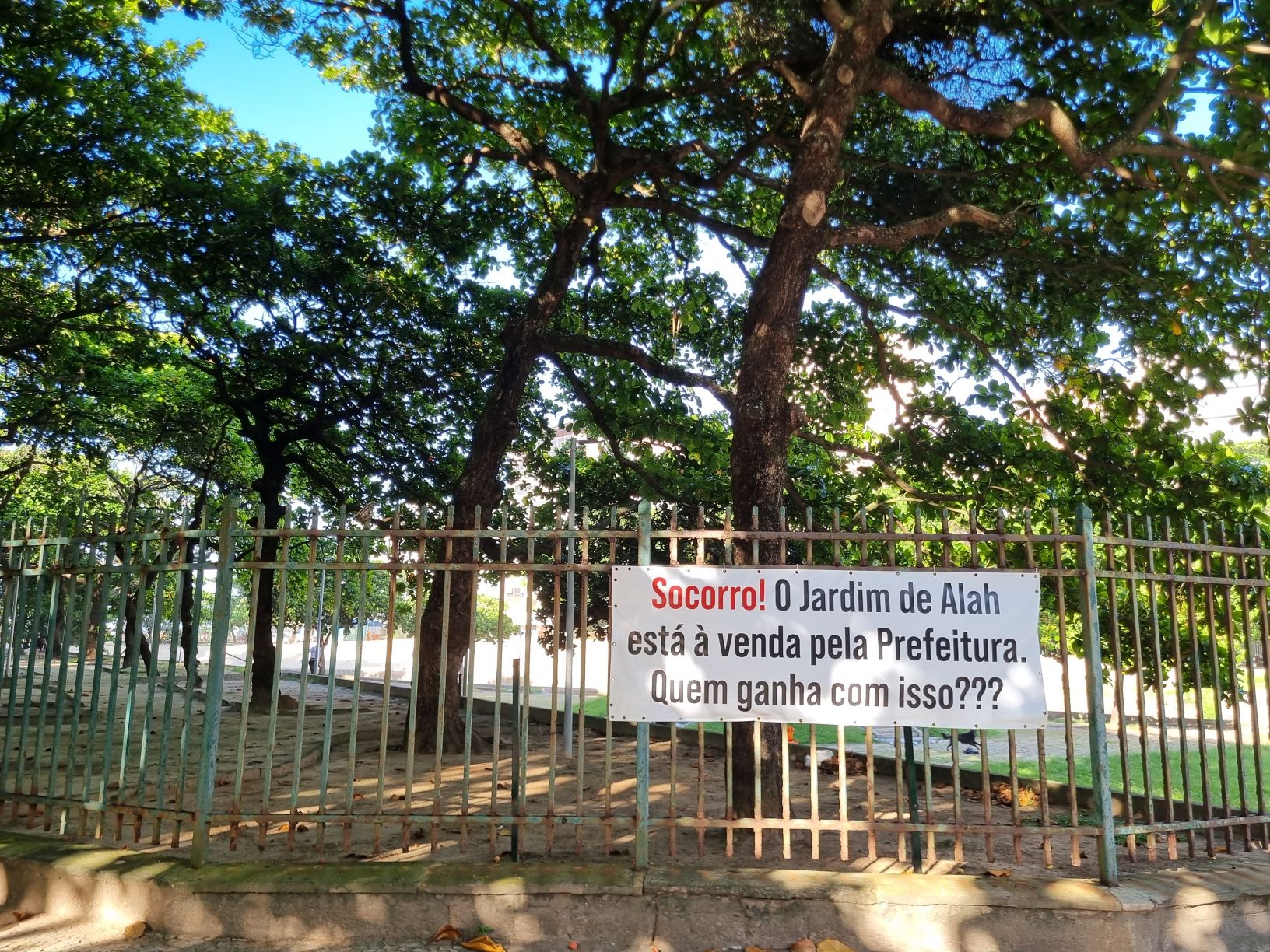 Faixas contra a concessão do Jardim de Alah: grupo de moradores teme descaracterização de área de lazer com exploração comercial, do espaço público pela iniciativa privada (Foto: Oscar Valporto)