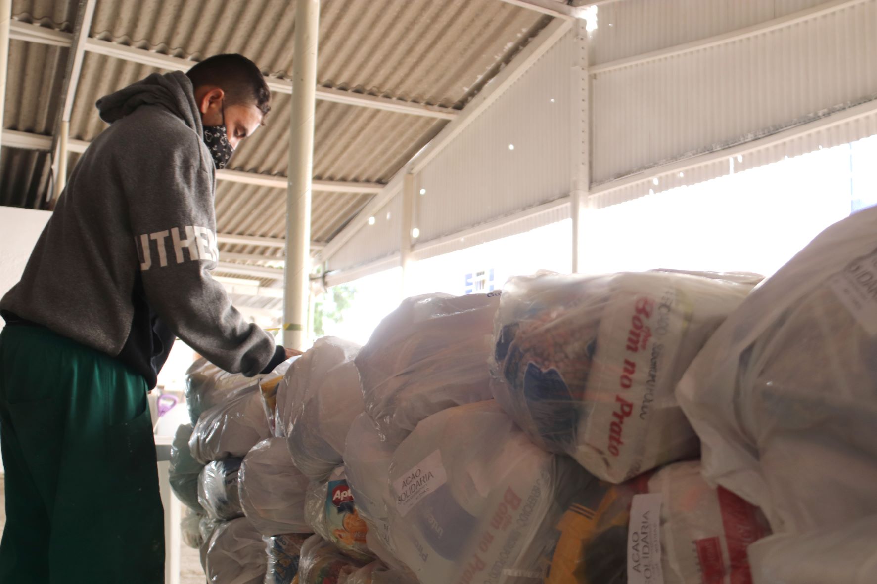 Entrega de cestas básicas durante a pandemia: financiamento é desafio para ONGs (Foto: Divulgação)