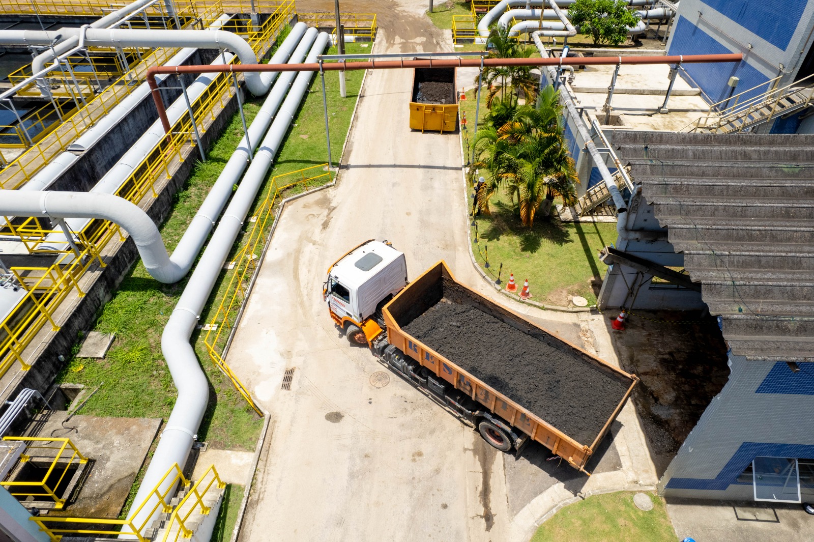 Caminhão carregado com lodo de esgoto deixa a ETE Barra da Tijuca: responsável pelos serviços de saneamento para mais de 1 milhão de pessoas, concessionária Iguá envia 300 toneladas de resíduos para compostagem mensalmente (Foto: Divulgação)