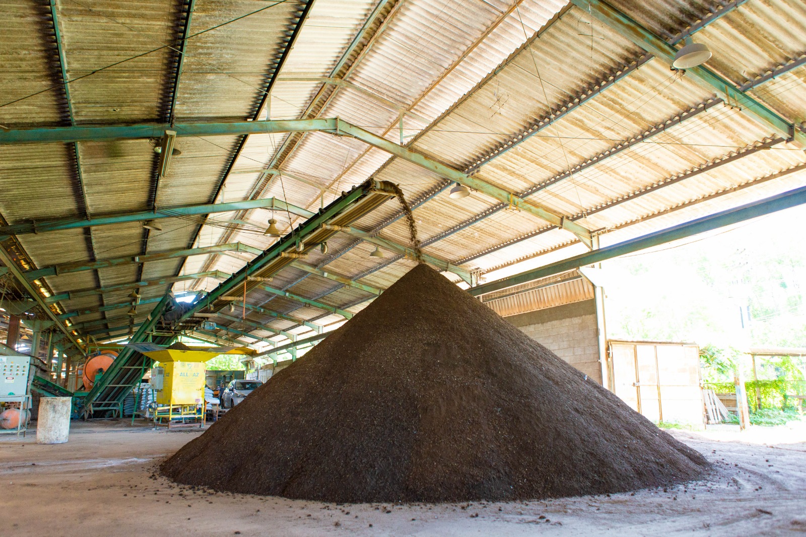 Leira de logo de esgoto na planta da Organosolo, na Zona Norte do Rio: processo de compostagem para transformação em adubo orgânico (Foto: Divulgação)