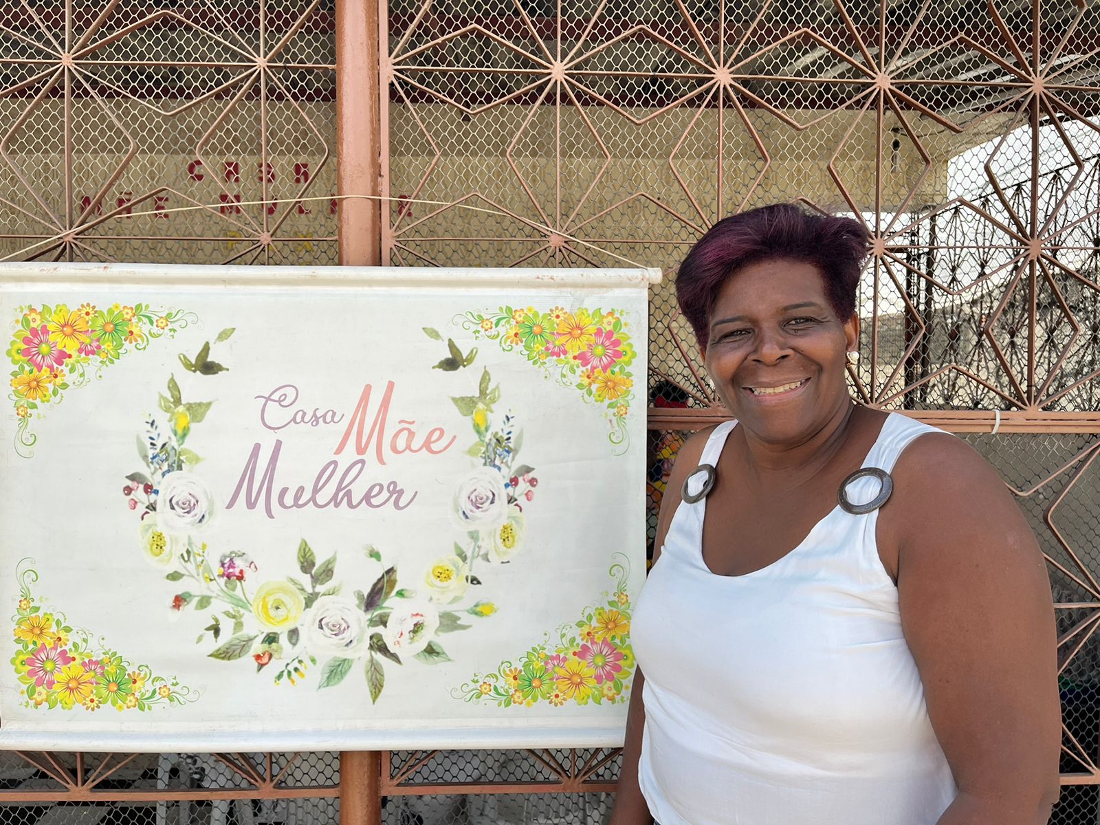 Sandra na entrada da Casa Mãe Mulher: acolhida para mães de jovens internados por conflitos com a lei (Foto: Caroline Rocha)