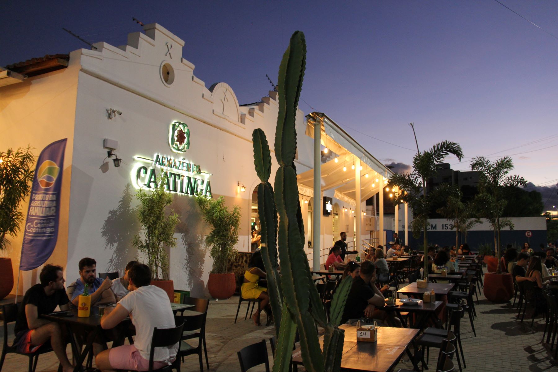 Armazém da Caatinga funciona em galpão reformado da Marinha: centro de comercialização de produtos da agricultura familiar do Semiárido brasileiro conta também com bar e restaurante (Foto: Adriano Alves)